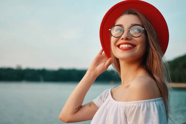 Portret glanzende positieve meisje met onweerstaanbare glimlach — Stockfoto