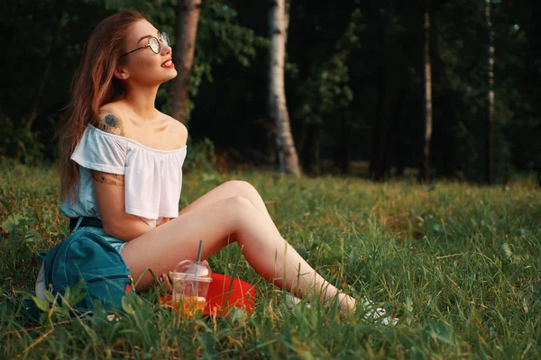 Stedelijke mooi meisje gezonde uitblazen in het park rust — Stockfoto