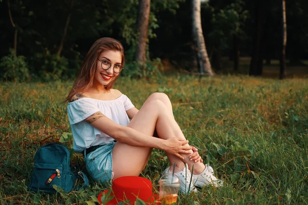 Urban beautiful girl taking a healthy break in the park resting — Stock Photo, Image