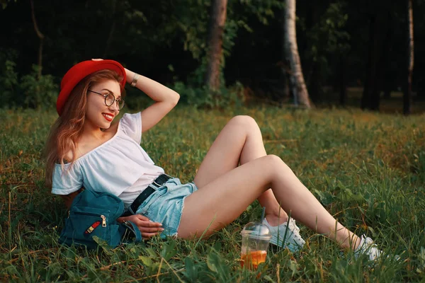Urban vacker flicka tar en hälsosam paus i den park som vilar — Stockfoto
