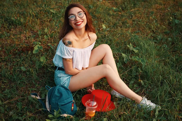 Красивая городская девушка отдыхает в парке — стоковое фото