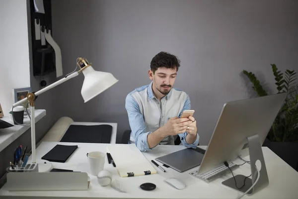 Unga manager har tagit emot bra, dåliga nyheter — Stockfoto