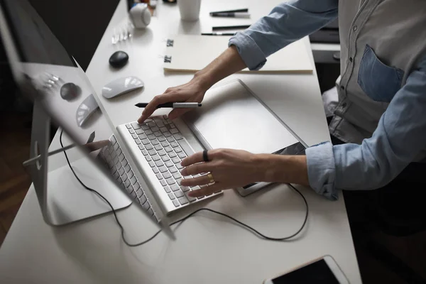 De ontwerper van de mannelijke handen gebruiken grafisch tablet terwijl u werkt met com — Stockfoto