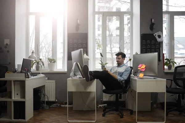 Modern tasarım ofisinde çalışan bir erkeğin — Stok fotoğraf