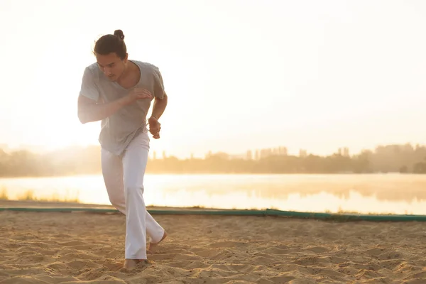 Atletic capoeira performer face mișcări pe plajă — Fotografie, imagine de stoc