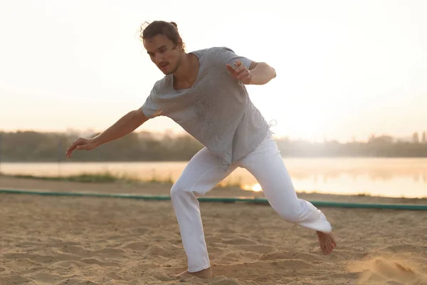 Atletic capoeira performer face mișcări pe plajă — Fotografie, imagine de stoc