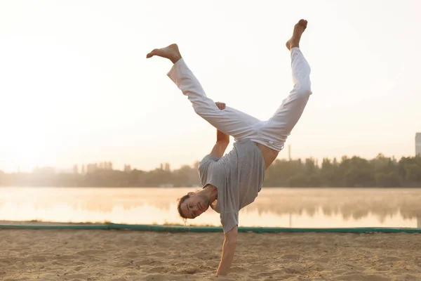 Entrenamiento atlético capoeira performer entrenamiento en la playa sunris — Foto de Stock