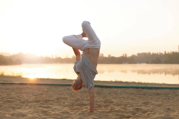 Entrenamiento atlético capoeira performer entrenamiento en la playa sunris — Foto de Stock