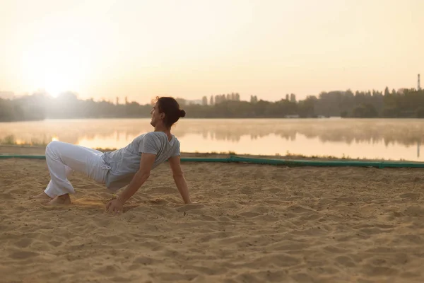 Conceptul Despre Oameni Stil Viață Sport Capoeira Plajă Lângă Lac — Fotografie, imagine de stoc