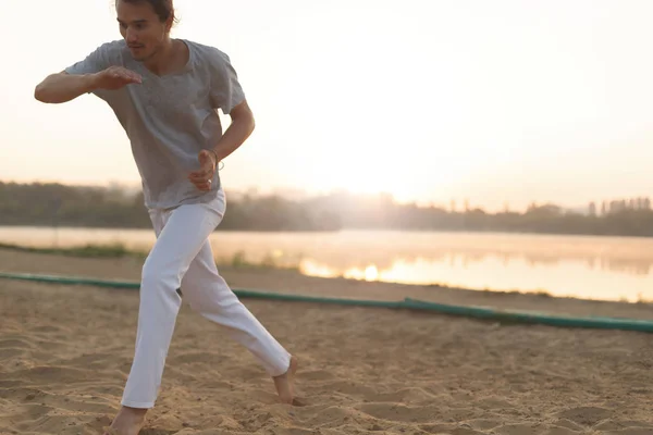 Atletic capoeira performer face mișcări pe plajă — Fotografie, imagine de stoc