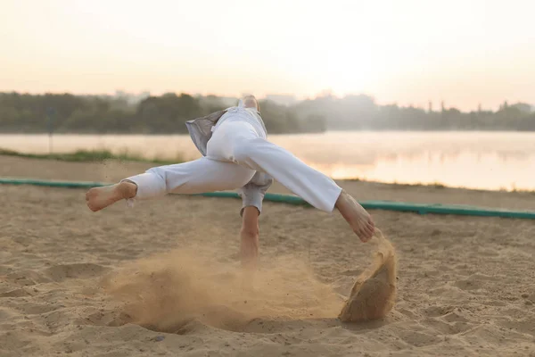 Atletic capoeira performer antrenament pe plajă sunris — Fotografie, imagine de stoc