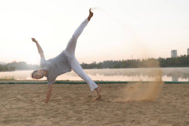 Atletik capoeira sanatçı egzersiz eğitim plaj sunris