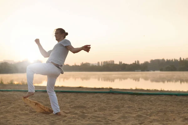 Atletic capoeira performer antrenament pe plajă sunris — Fotografie, imagine de stoc