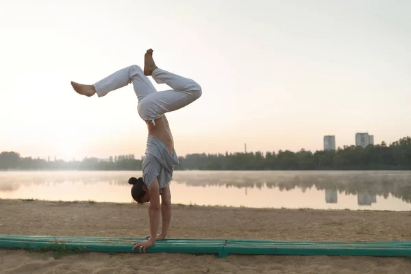 Concepto Sobre Personas Estilo Vida Deporte Yoga Playa Cerca Del — Foto de Stock