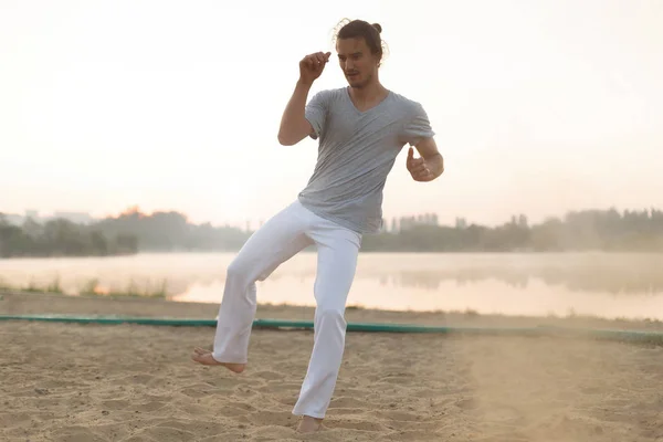 Atletic capoeira performer face mișcări pe plajă — Fotografie, imagine de stoc