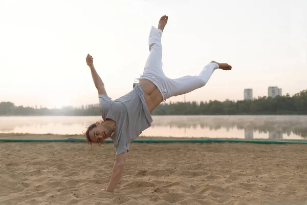 Atletic capoeira performer antrenament pe plajă sunris — Fotografie, imagine de stoc