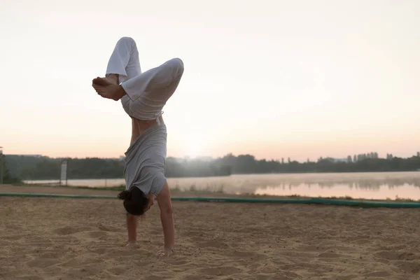 Atletic capoeira performer antrenament pe plajă sunris — Fotografie, imagine de stoc