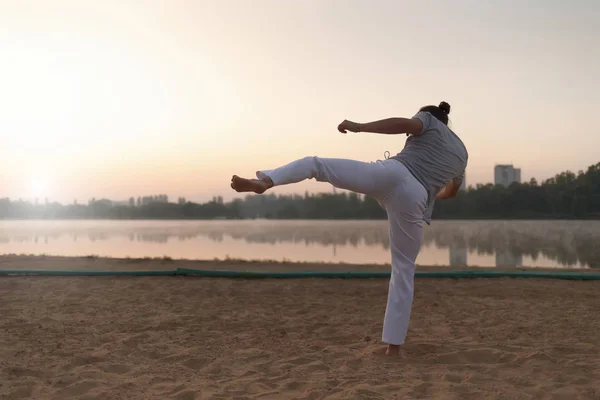 Artista de capoeira cerca del lago en el parque — Foto de Stock