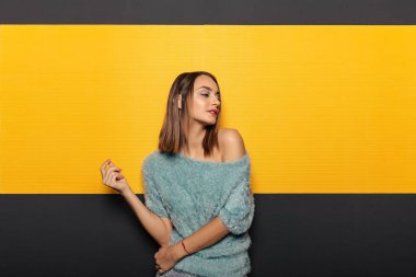 Genç ve güzel kadın stüdyoda dalga geçmeyi