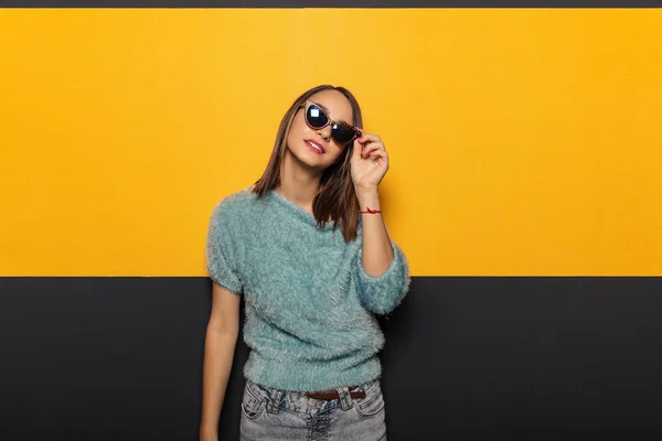 Retrato de moda de una atractiva y elegante mujer con gafas de sol —  Fotos de Stock