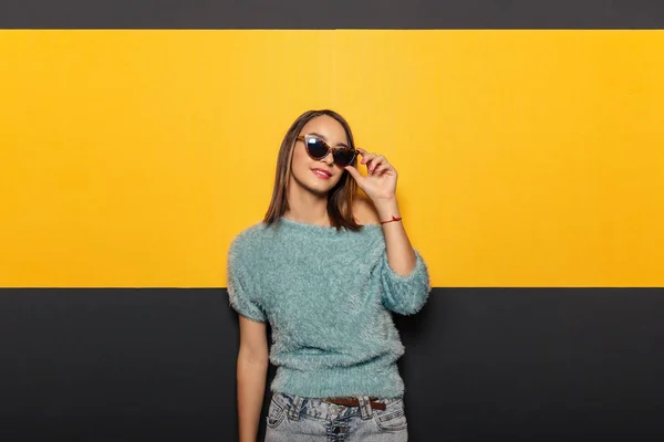 Portrait de mode d'une femme séduisante et élégante avec des lunettes de soleil — Photo