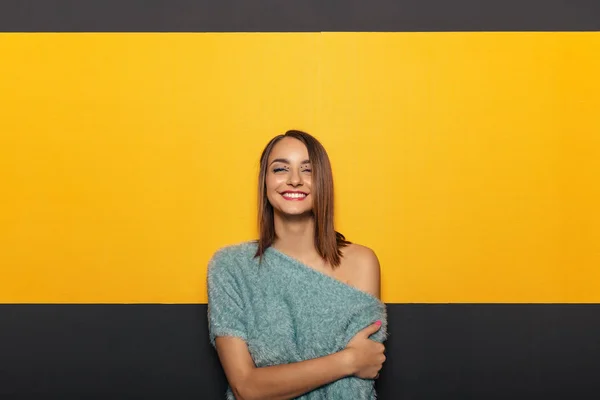 Menina bonita brincando no estúdio — Fotografia de Stock