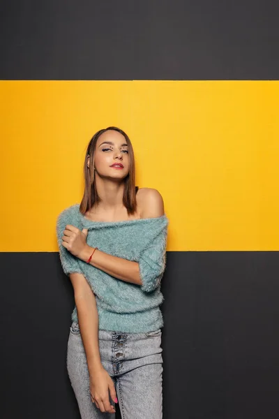 Menina bonita brincando no estúdio — Fotografia de Stock