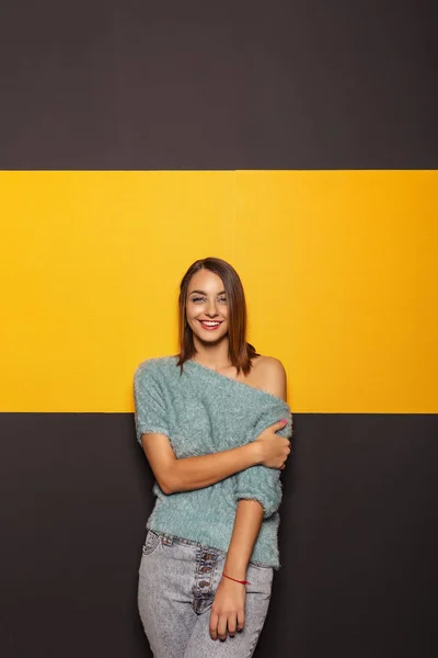 Menina bonita brincando no estúdio — Fotografia de Stock