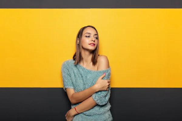 Bastante joven dama jugando en el estudio — Foto de Stock