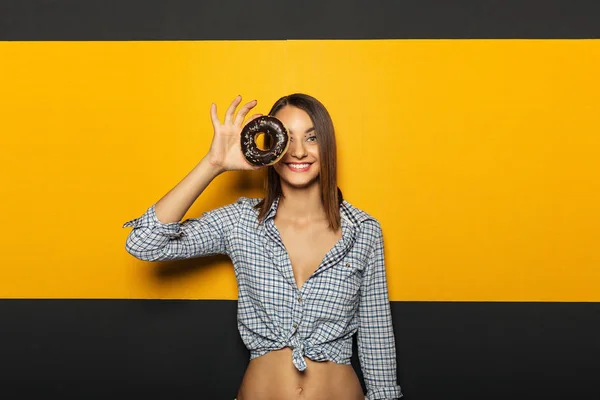 Ragazza gioiosa con bianco bel sorriso divertirsi con colorato — Foto Stock