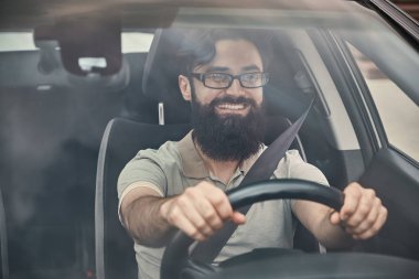 Emniyet kemeri ile mutlu sürücü bağlanır