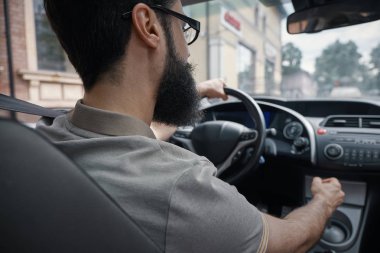  Yakışıklı adam araba yan görünüm sürüş