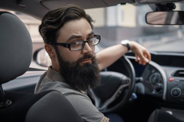 Sürücü adam yol dikkat