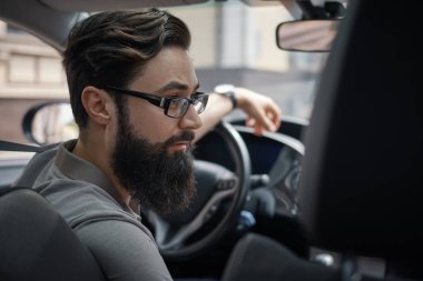 Sürücü adam yol dikkat