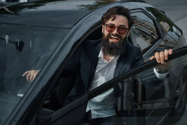 Portret stylowy, przystojny mężczyzna w pobliżu samochodu na zewnątrz — Zdjęcie stockowe