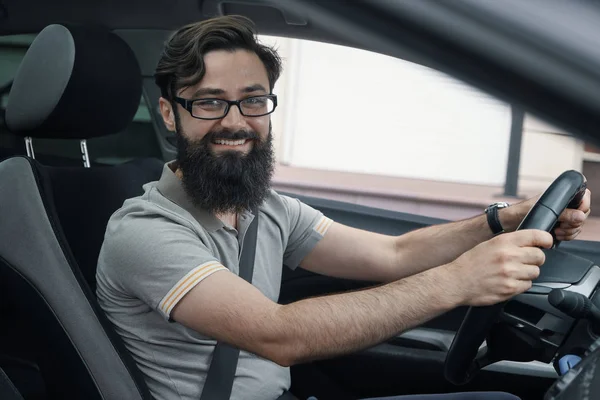 Happy bilen driver med fäst säkerhetsbältet — Stockfoto