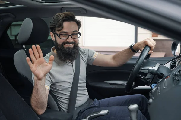 Happy bilen driver med fäst säkerhetsbältet vinka — Stockfoto