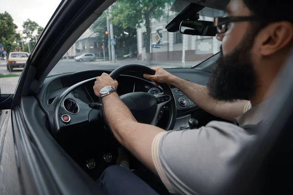 Modern casual bearded man driving a car — Stock Photo, Image