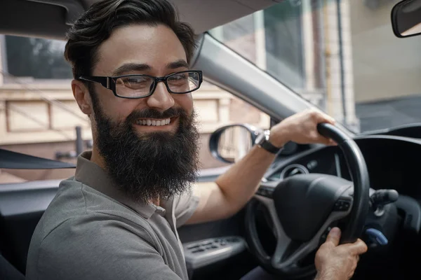 Przystojny, szczęśliwy człowiek jazdy samochodem — Zdjęcie stockowe