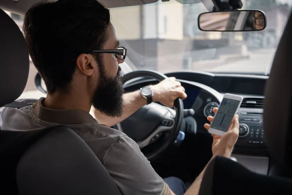 Man using mobile phone while driving. — Stock Photo, Image