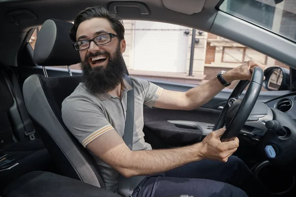 Bonito, homem feliz dirigindo o carro — Fotografia de Stock