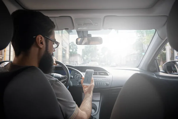 Homem usando telefone celular durante a condução . — Fotografia de Stock