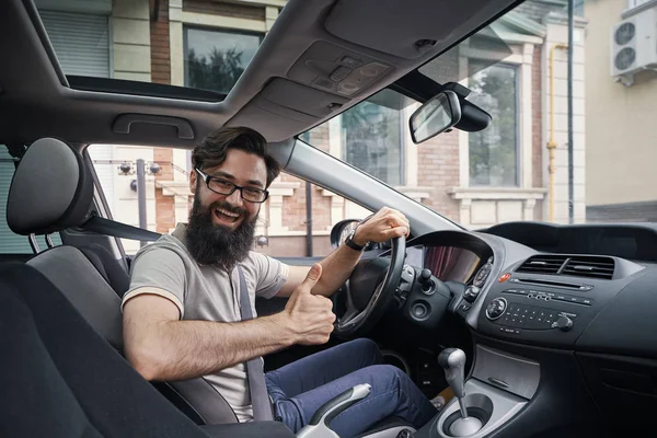 Sterownik człowiek szczęśliwy uśmiechający się wyświetlone kciuki jazdy samochód sportowy — Zdjęcie stockowe