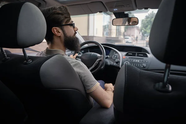 Driver man paying attention to road — Stock Photo, Image