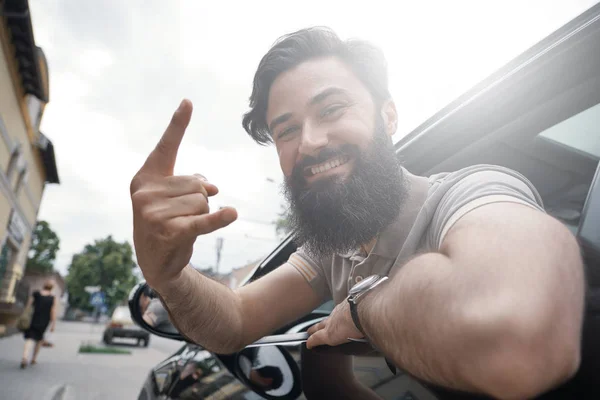 Zavřít boční portrét šťastného muže řízení auta — Stock fotografie