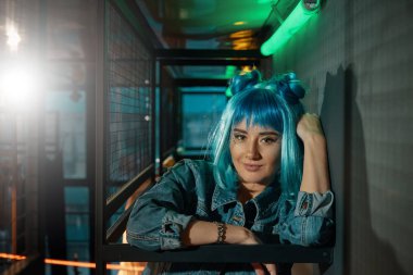  Mavi peruk takmış genç güzel pop kadın portresi