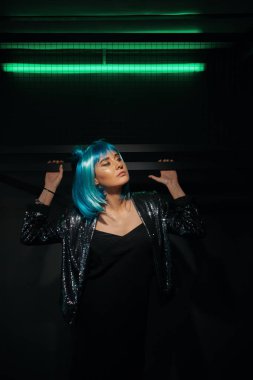 Mavi peruk takan kız portre pop 