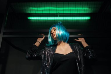 Mavi peruk takan kız portre pop 