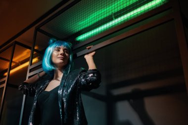 Mavi peruk takan kız portre pop 
