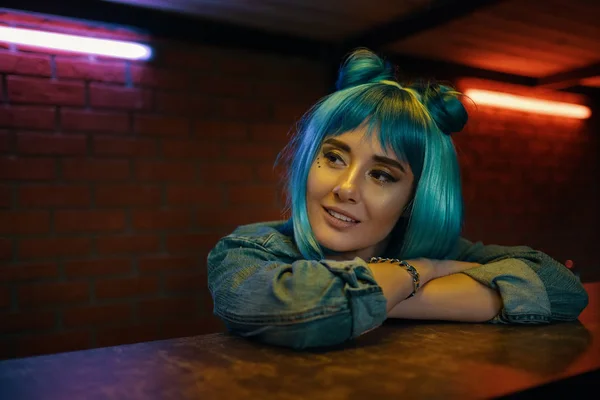 Chica en el club nocturno escuchando a alguien mientras está sentado en la mesa — Foto de Stock